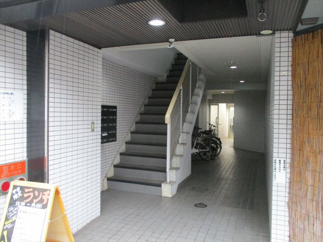 上前津光菱ビルのエントランス|上前津光菱ビル
ハウスクリーニング前