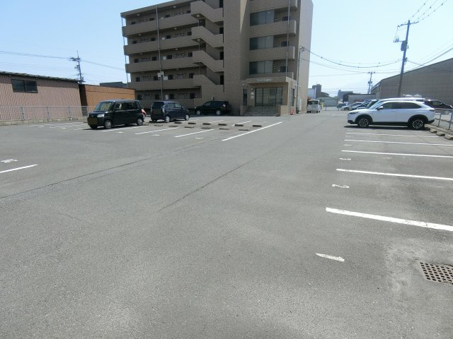 パールエステートの駐車場