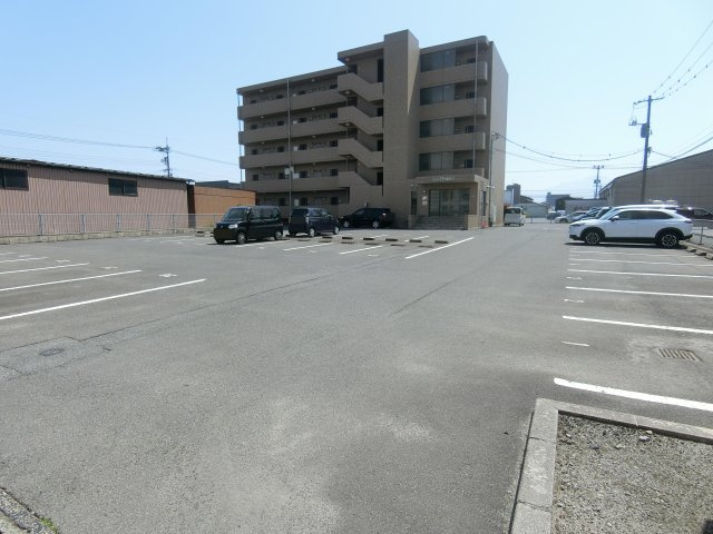 パールエステートの駐車場