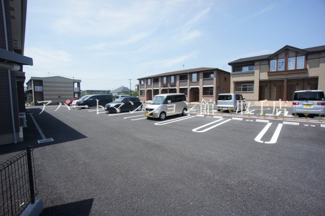 シャンボア２の駐車場