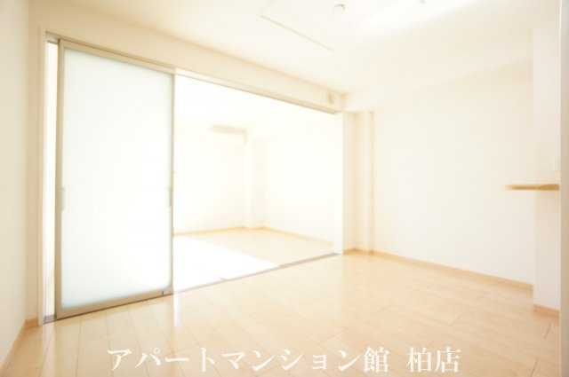 レジデンスアマーレの居間・リビング|★可動式間仕切りで広々使えます★