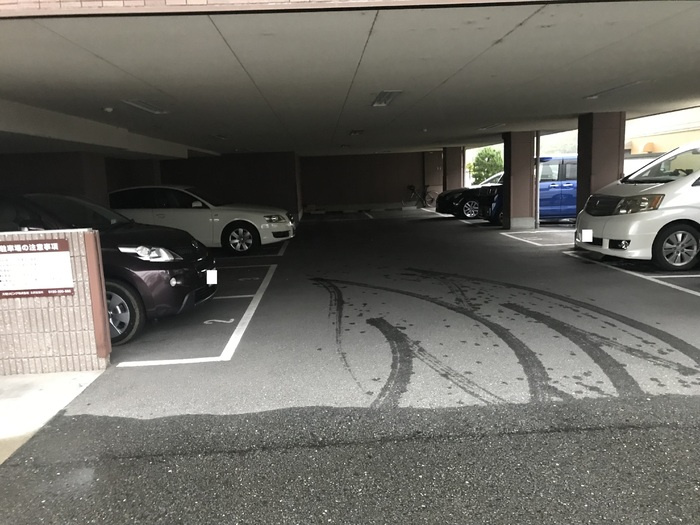 箕面市半町２丁目の賃貸マンションの駐車場