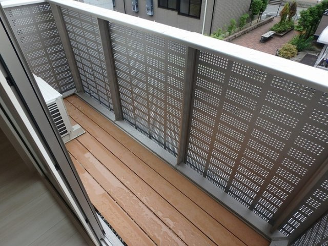 コリーヌ・ドゥのバルコニー