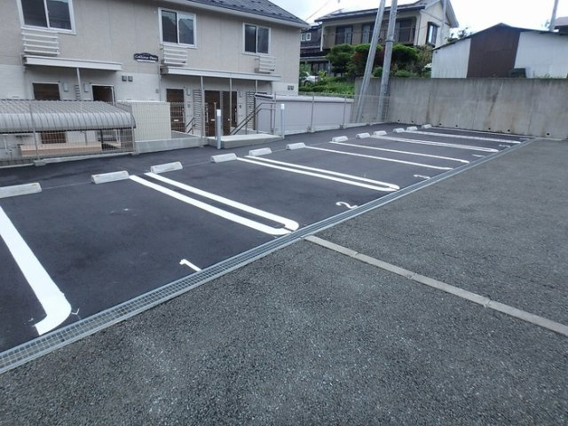 コリーヌ・ドゥの駐車場