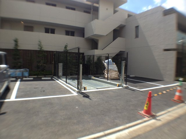 フレンシア高円寺の駐車場