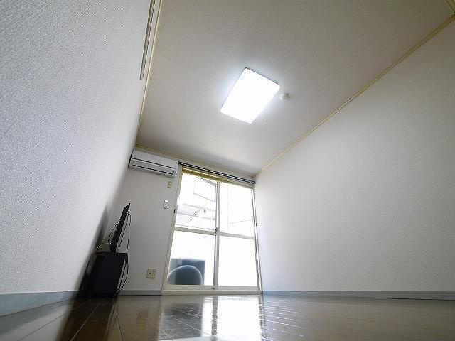 シティロイヤル富雄北の内装|落ち着いた色調の洋室です