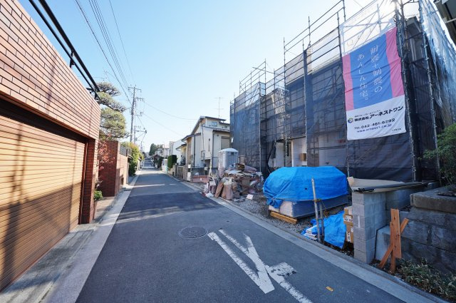 常盤台みどりが丘の旧分譲地内♪LDK16.6帖の広々リビング。カースペース２台。保土ヶ谷区常盤台　全２棟新築戸建ての前面道路含む現地写真