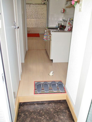 【展望】 | マローネ | 玄関から室内への景観です！右手にシューズボックス・洗濯機置場・キッチン、左手にトイレ・バスルームがあります★