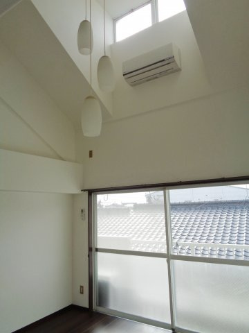 【居間・リビング】 | 天井が高く、開放感あるお部屋