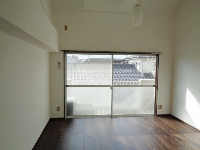 【居間・リビング】 | ベランダから明るい光が差し込みます