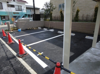 【その他共用部分】 | グリーンパール日吉 | いつでも目の届く敷地内に駐車場があります♪荷物がかさばりがちなお買物にも、敷地内駐車場があると便利ですよね☆