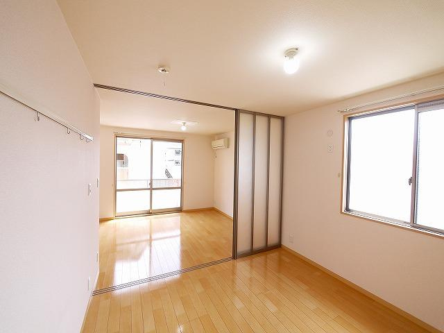 オ・パン法蓮町の洋室