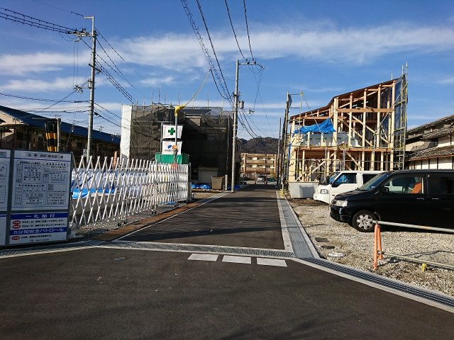 箕面市桜５丁目の新築一戸建の前面道路含む現地写真