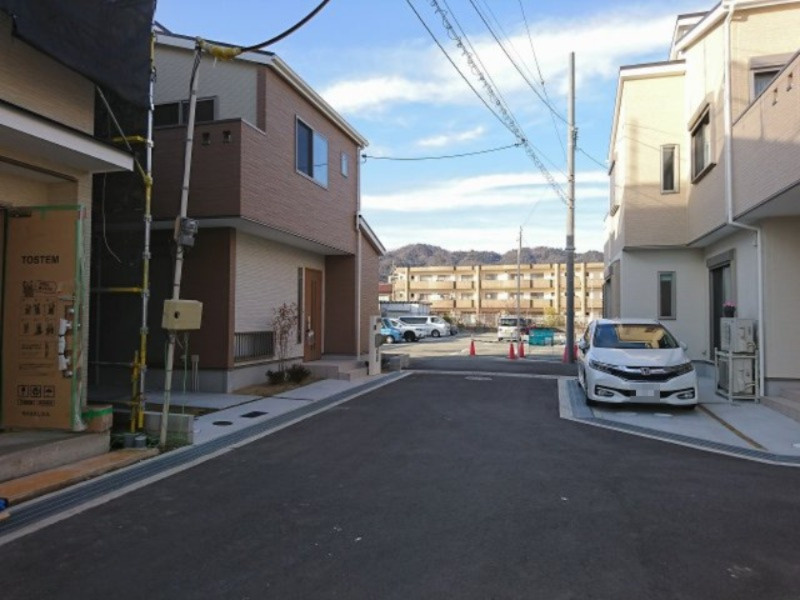 箕面市桜５丁目の新築一戸建の前面道路含む現地写真