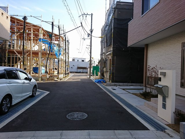 箕面市桜５丁目の新築一戸建の前面道路含む現地写真