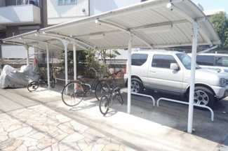 【その他共用部分】 | 屋根付きの駐輪場で雨が降っても大切な自転車が濡れなくてすみますね♪自転車はちょっとした移動手段に便利ですよね！