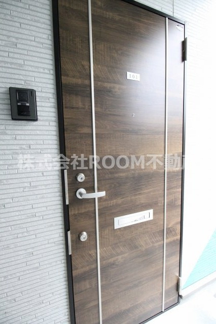 スペース・ナインの玄関|明るい玄関です