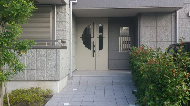 横須賀市三春町４丁目の賃貸マンションのエントランス