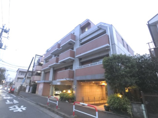 【外観】 | 総戸数２９戸、２０００年９月築、管理人は日勤勤務につき管理体制良好です♪