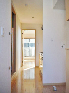 【展望】 | 玄関から室内への景観です！キッチンの奥に洋室7.1帖のお部屋があります♪