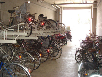 【その他共用部分】 | 屋内駐輪場で雨が降っても大切な自転車が濡れなくてすみますね♪自転車はちょっとした移動手段に便利ですよね！