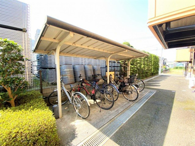 【その他共用部分】 | プレミール | 屋根付きの駐輪場で雨が降っても大切な自転車が濡れなくてすみますね♪駅から自転車もおすすめです！