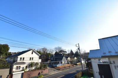 【展望】 | 小平市鈴木町２丁目　新築戸建　全3棟　A号棟 | 景色を遮るものがないと、陽の光を長い時間浴びられます。空気も澄んでいるように感じますね。