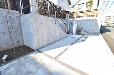 【駐車場】 | 小平市鈴木町２丁目　新築戸建　全3棟　A号棟 | ゆとりある駐車スペースですので、運転が苦手な奥様でも安心して車庫入れ可能です。