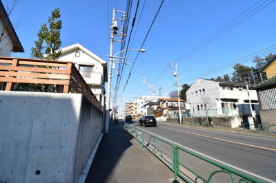 【前面道路含む現地写真】 | 小平市鈴木町２丁目　新築戸建　全3棟　A号棟 | 前面道路公道１６メートルあります。道路などの状況は一度現地を確認してみよう。