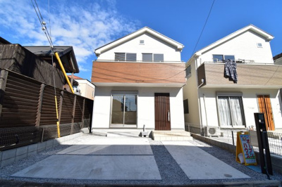 【駐車場】 | 府中市分梅町5丁目　新築戸建 | 車好きのパパにはうれしい広さのヵースペース、休日には自慢の愛車を思う存分メンテナンス。