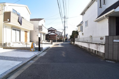 【前面道路含む現地写真】 | 府中市分梅町5丁目　新築戸建 | 前面道路は閑静な住宅地の通りとなるため、車通りは多くありません。 安心して車庫入れ可能。