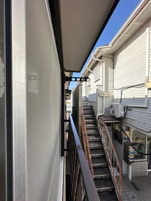 【バルコニー】 | 三海苑 | 洋室6帖のお部屋の窓から洗濯物が干せます♪南向きなのでお洗濯物は一日を通してよく乾きそうですね！