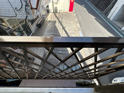 【バルコニー】 | 三海苑 | 洋室6帖のお部屋の窓から洗濯物が干せます♪南向きなのでお洗濯物は一日を通してよく乾きそうですね！