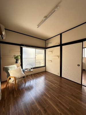 【洋室】 | 三海苑 | 南向き洋室6帖☆角部屋二面採光のお部屋は陽当たり・風通し良好！エアコン付きで1年中快適に過ごせますね☆猫ちゃんに嬉しいキャットウォーク付き♪