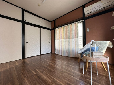 【寝室】 | 三海苑 | 南向き洋室6帖☆クローゼットがあります♪お洋服の多い方もお部屋が片付いて快適に過ごせますね♪