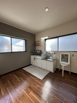 【居間・リビング】 | 三海苑 | 南向きダイニングキッチン7.3帖☆陽当たり・風通しの良い角部屋二面採光のお部屋です♪広めのキッチンスペースで毎日楽しくお料理もできますね！