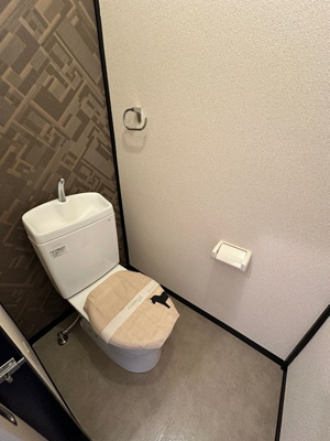 【トイレ】 | 三海苑 | 脱衣所の横にあるトイレです♪横にはタオルを掛けられるハンガーもあります♪壁紙はオシャレなデザインクロス☆