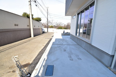 【駐車場】 | 府中市若松町５丁目　新築戸建　全２棟　１号棟 | 車好きのパパにはうれしい広さのヵースペース、休日には自慢の愛車を思う存分メンテナンス。