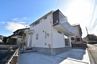 【外観】 | 府中市若松町５丁目　新築戸建　全２棟　１号棟 | 太陽の恩恵を存分に受けられる邸宅。住まうご家族の心地よさを最優先した意匠をご体感下さい。