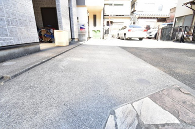 【駐車場】 | 府中市矢崎町2丁目　中古戸建 | 閑静な住宅地の通りとなるため、車通りは多くありません。運転が苦手でも 安心して車庫入れ可能。