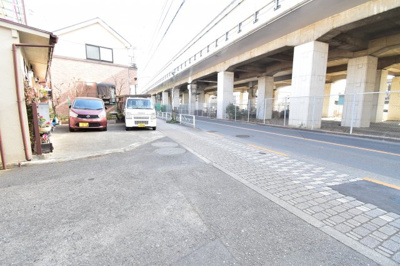 【前面道路含む現地写真】 | 府中市矢崎町2丁目　中古戸建 | JR府中本町駅まで徒歩９分でありながら、前面道路6ｍ以上あるのでお子様の通学も
安心です。
