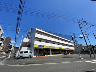 【外観】 | 複数沿線利用できる「日吉」駅まで徒歩圏内！鉄筋コンクリートの3階建てマンションです♪1階にコンビニがあるので急なお買い物にも便利♪