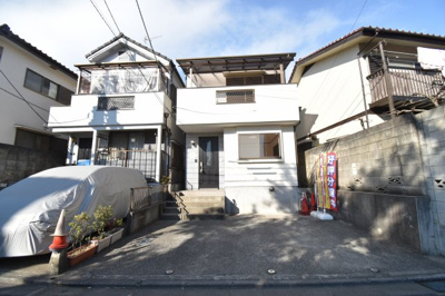 【駐車場】 | 府中市白糸台4丁目　中古戸建 | カースペースに余裕があるのでガーデニングを楽しんだり、色々な使い道が出来ますね。