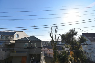【展望】 | 府中市白糸台4丁目　中古戸建 | 景色を遮るものがないと、陽の光を長い時間浴びられます。空気も澄んでいるように感じますね。