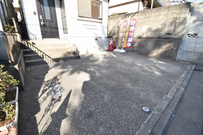 【駐車場】 | 府中市白糸台4丁目　中古戸建 | 玄関前の駐車スペースは買い物帰りで荷物が多くても楽ですね。運転が苦手な奥様も安心して車庫入れ出来ます