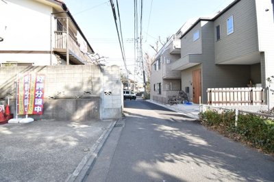 【前面道路含む現地写真】 | 府中市白糸台4丁目　中古戸建 | 前面道路は閑静な住宅地の通りとなるため、車通りは多くありません。 安心して車庫入れ可能。