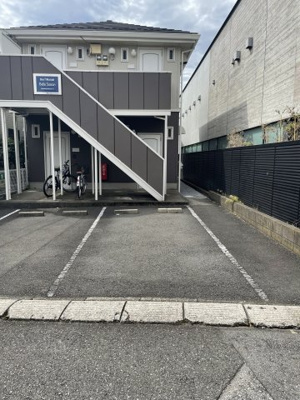 【駐車場】 | ベルセゾン | 道路から建物に向かって右側です