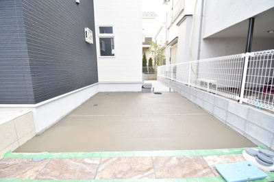 【駐車場】 | 東京都国分寺市高木町１丁目　新築戸建　 | 玄関横の駐車場はお荷物が多い時や、お子様が寝てしまってもすぐに中に入れていいですね！