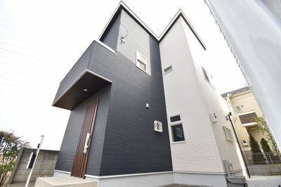 【外観】 | 東京都国分寺市高木町１丁目　新築戸建　 | 周辺環境に溶け込み、それでいて個性豊かなデザインは住まう人に優越感をもたらしてくれます。
