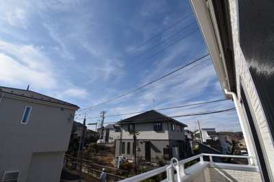 【展望】 | 東大和市芋窪4丁目　新築戸建　全２棟　1号棟 | 景色を遮るものがないと、陽の光を長い時間浴びられます。空気も澄んでいるように感じますね。